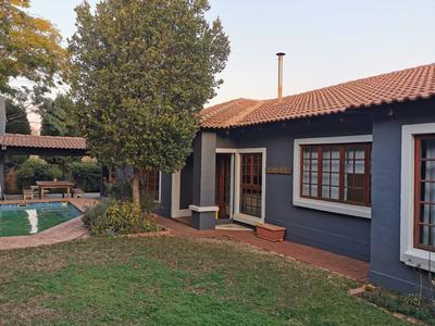 Duet For Sale in Menlo Park, Pretoria